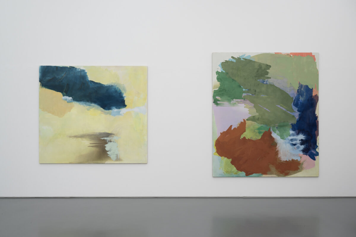 Ausstellungsansicht mit verschiedenen Gemälden im Aargauer Kunsthaus