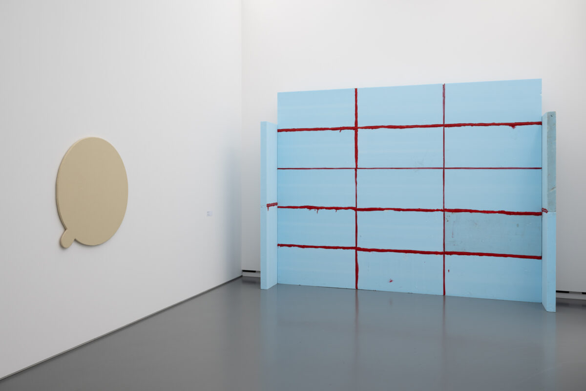 Ausstellungsansicht mit verschiedenen Gemälden im Aargauer Kunsthaus