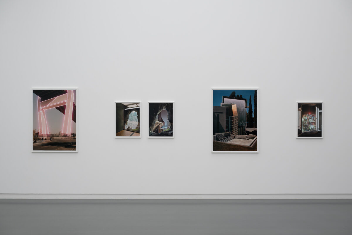 Ausstellungsansicht mit verschiedenen Gemälden im Aargauer Kunsthaus