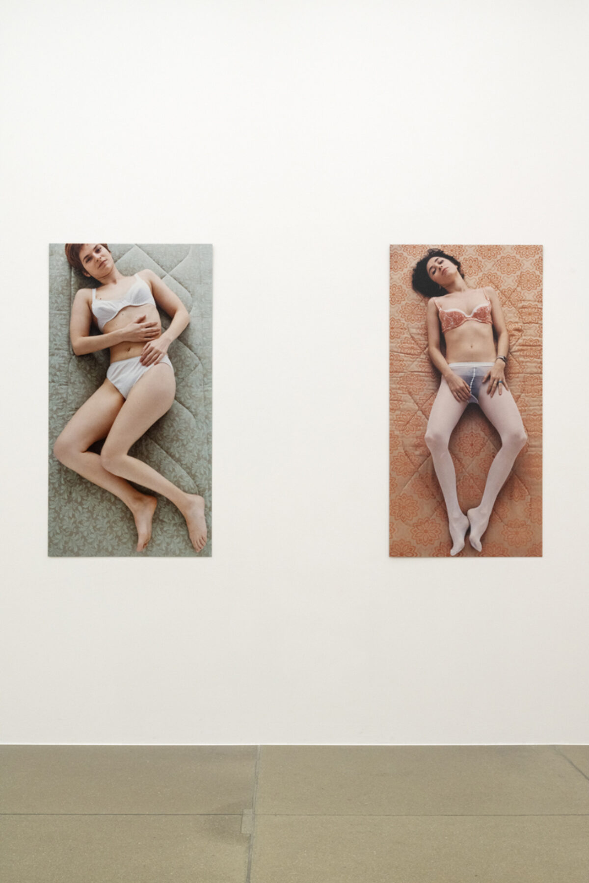 Ausstellungsansicht mit verschiedenen Gemälden im Aargauer Kunsthaus