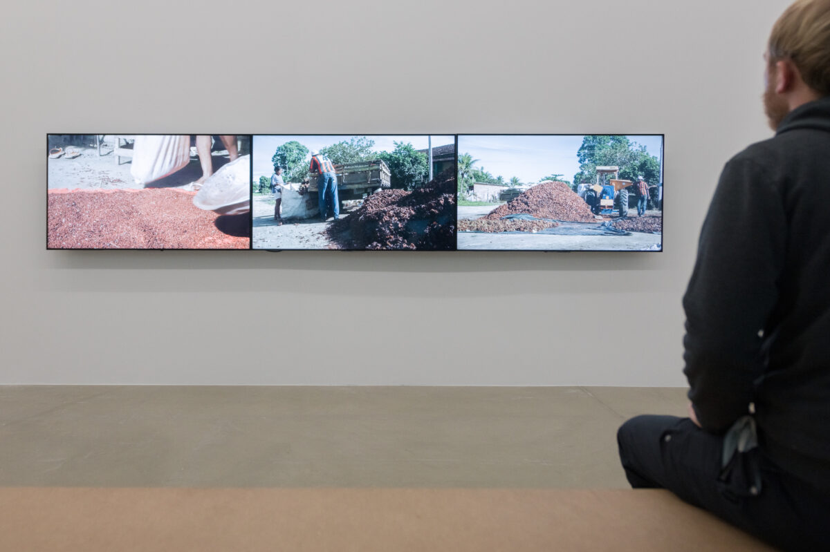 Ausstellungsansicht mit verschiedenen Werken im Aargauer Kunsthaus