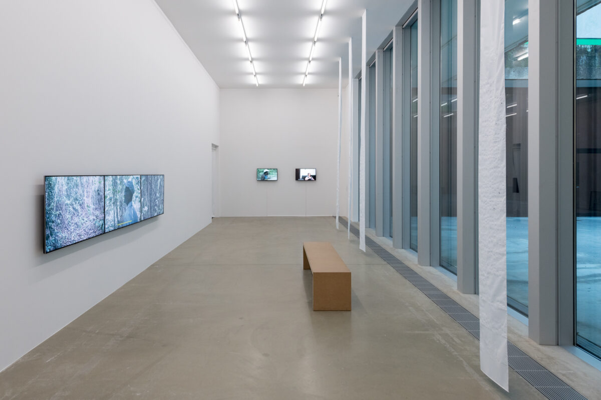 Ausstellungsansicht mit verschiedenen Werken im Aargauer Kunsthaus