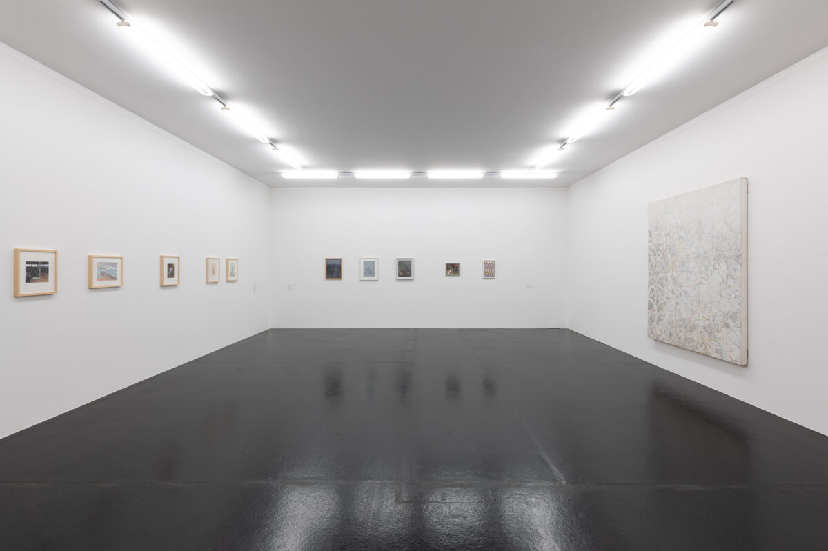 Ausstellungsansicht mit verschiedenen Gemälden im Aargauer Kunsthaus