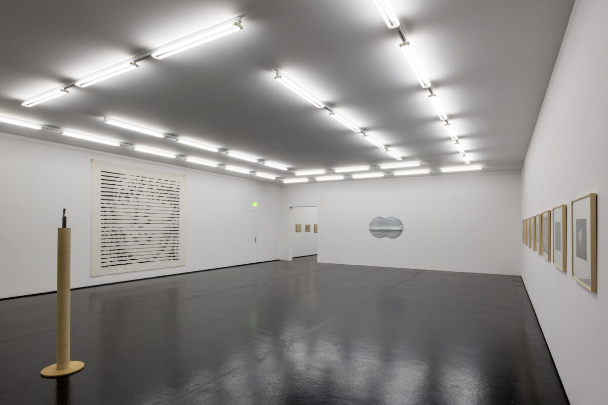 Ausstellungsansicht mit verschiedenen Gemälden im Aargauer Kunsthaus