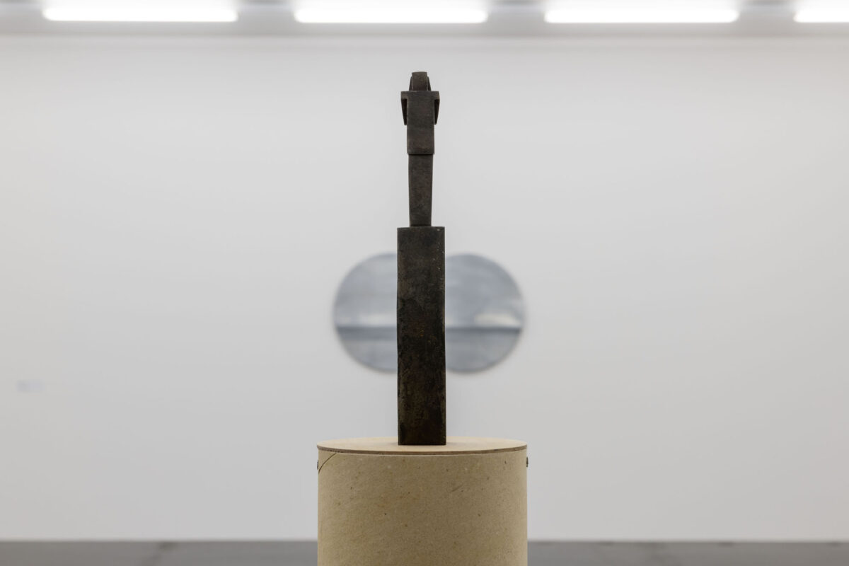 Ausstellungsansicht mit verschiedenen Gemälden im Aargauer Kunsthaus