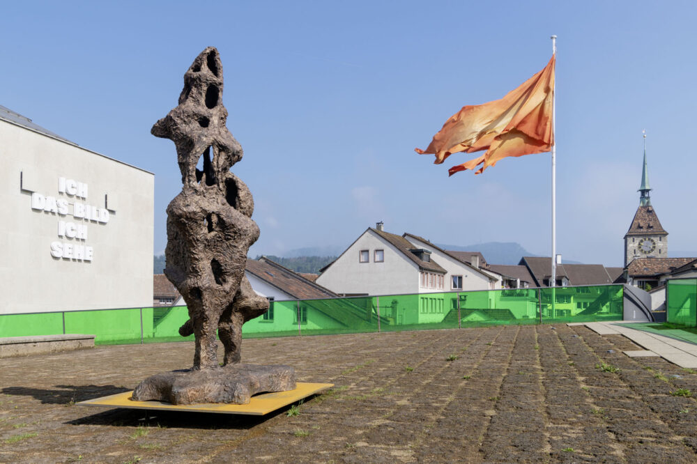 Ausstellungsansicht mit verschiedenen Werken im Aargauer Kunsthaus