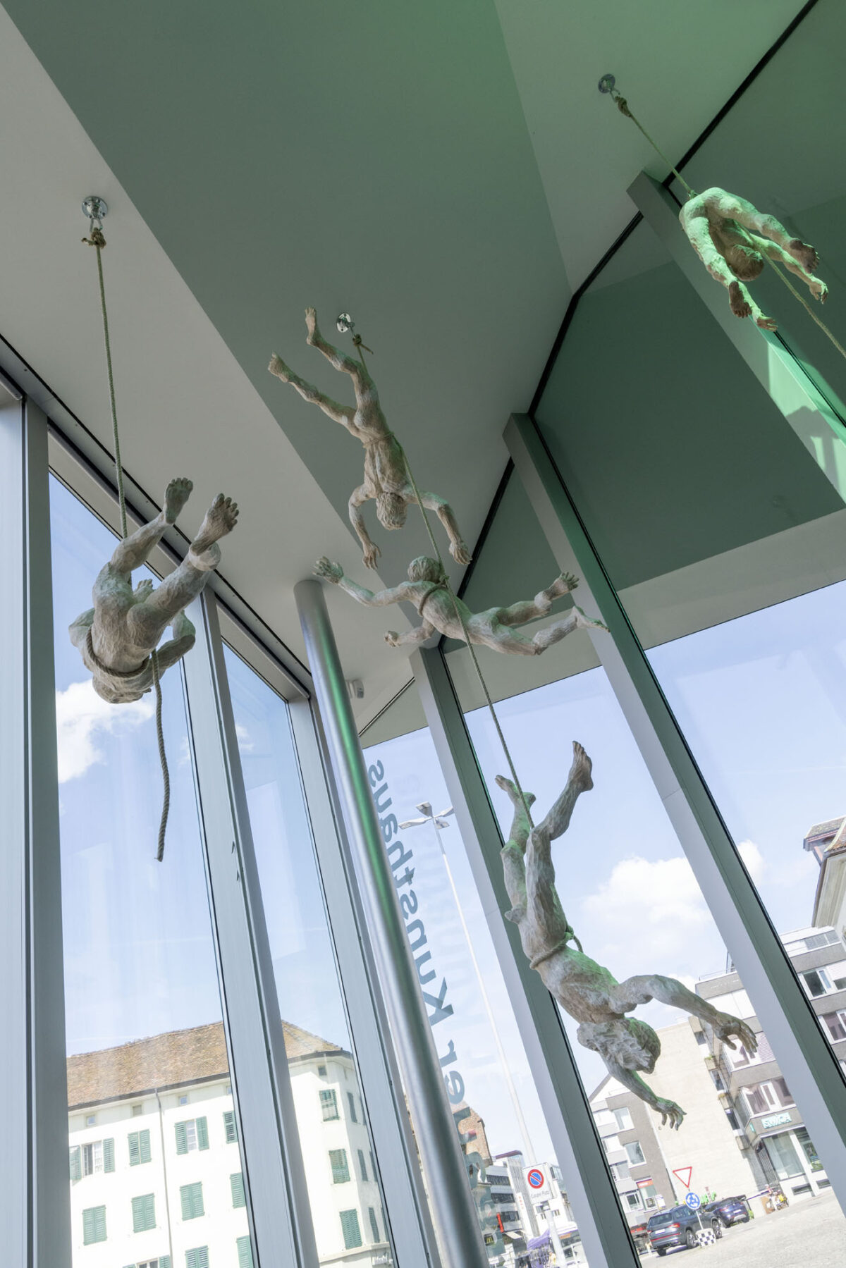 Ausstellungsansicht mit verschiedenen Werken im Aargauer Kunsthaus