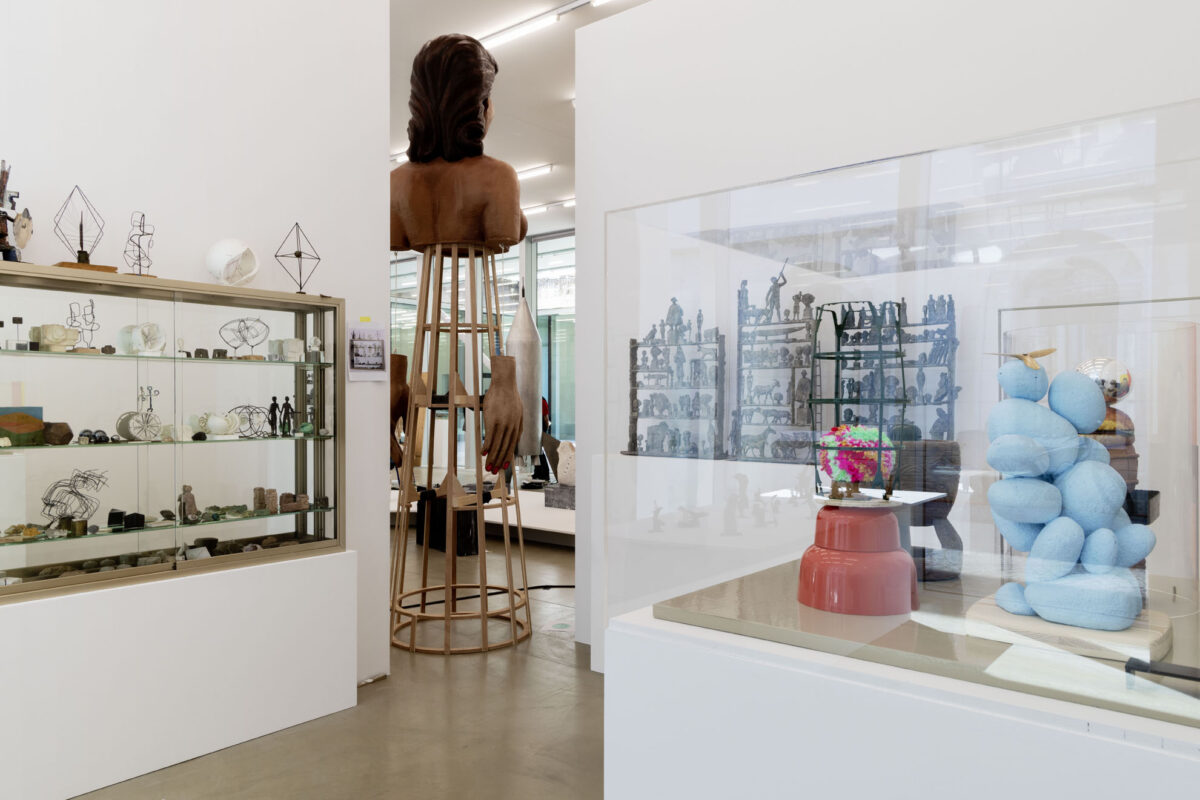 Ausstellungsansicht mit verschiedenen Werken im Aargauer Kunsthaus