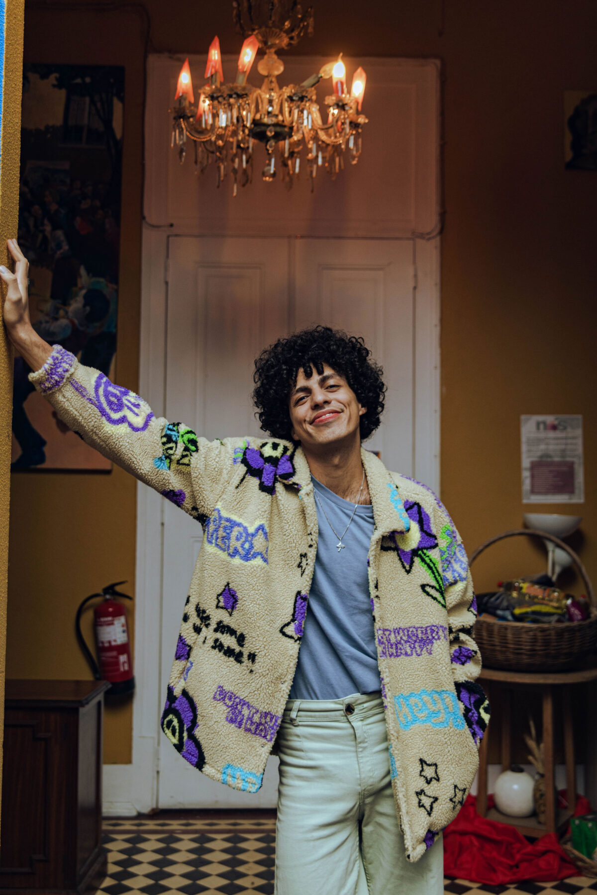 Ein Porträtfotos von Leo Middea, der in einer Wohnung steht.