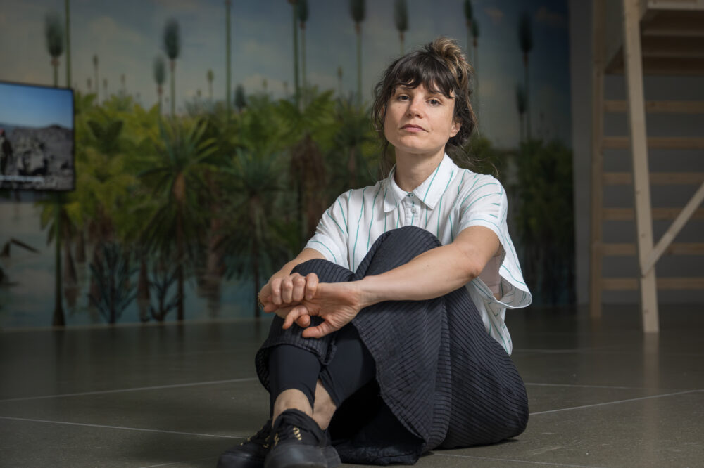 Die Künstlerin Pauline Julier sitzt in in ihrer Einzelausstellung im Aargauer Kunsthaus.