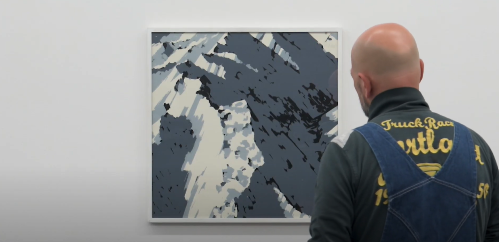 Ein Mann steht im Aargauer Kunsthaus vor einem Gemälde von Gerhard Richter.
