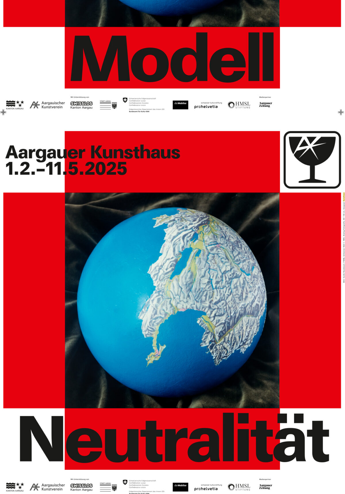 Poster der Ausstellung mit einem Globus, auf dem nur die Schweiz zu sehen ist.