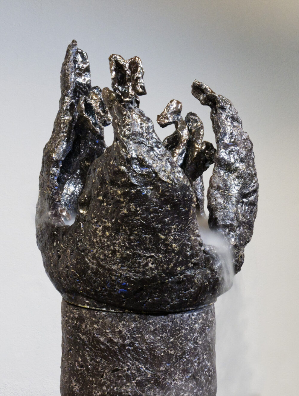 Foto einer abstrakten Bronzeskulptur