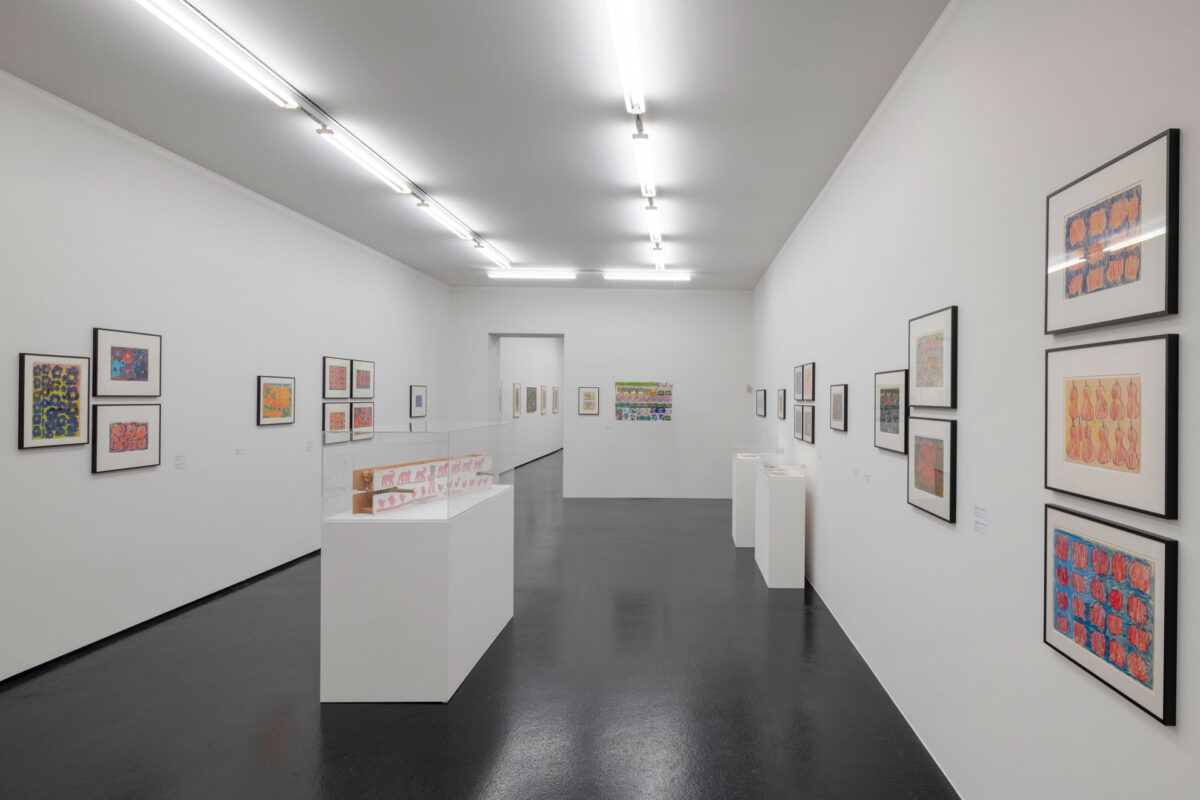 Ausstellungsansicht mit verschiedenen Werken im Aargauer Kunsthaus