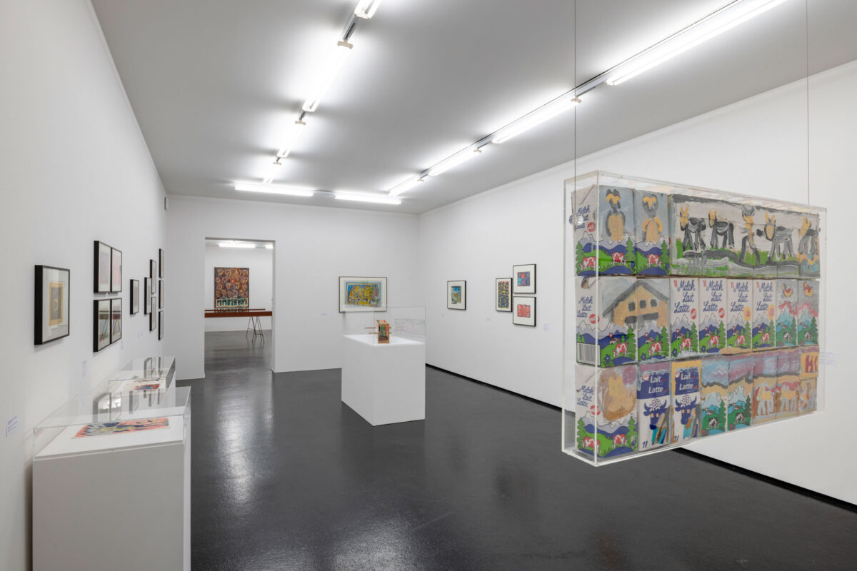 Ausstellungsansicht mit verschiedenen Werken im Aargauer Kunsthaus