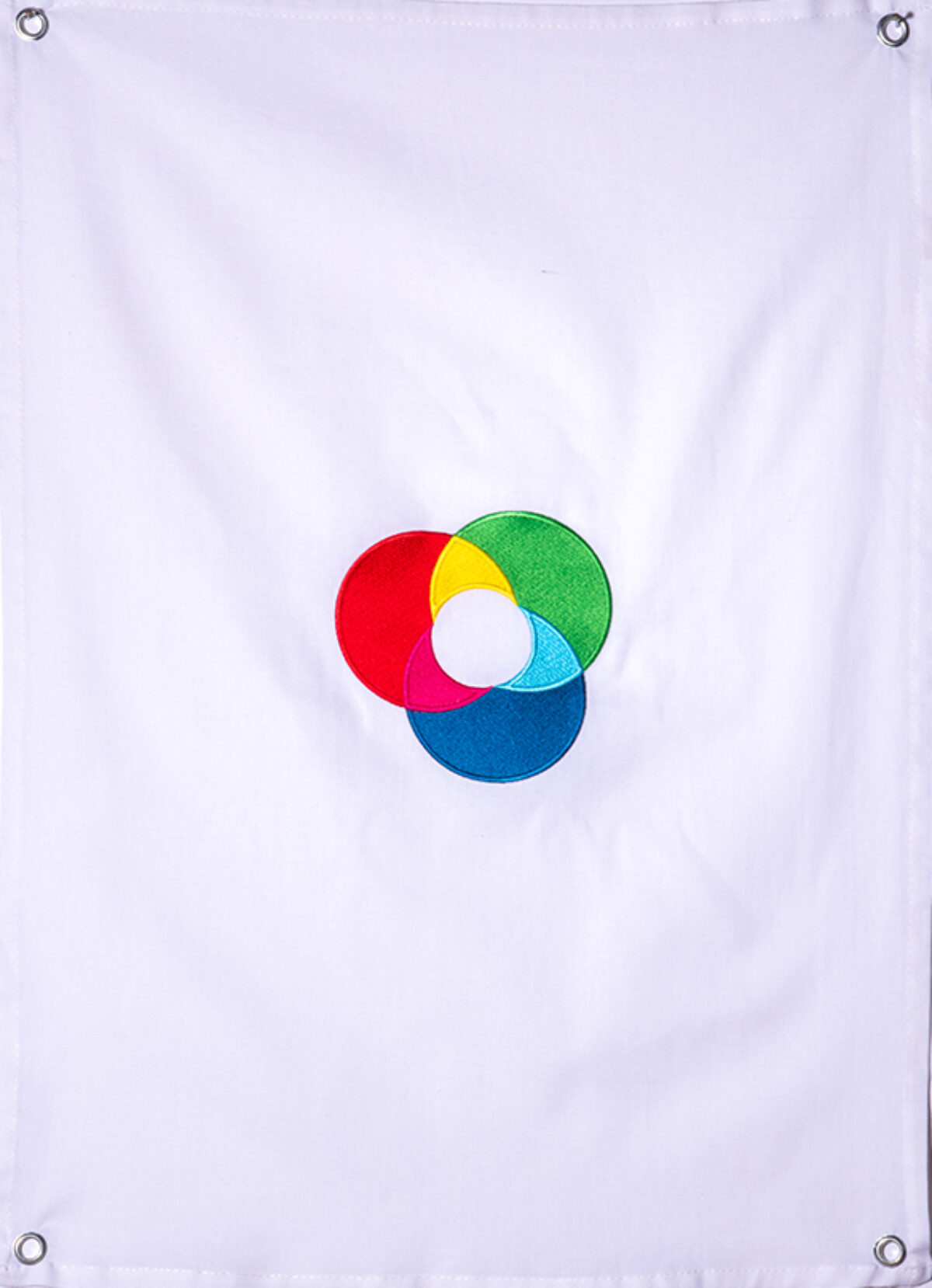 Weisse Flage mit RGB-Farbkreisen in der Mitte, die weisses Zentrum bilden