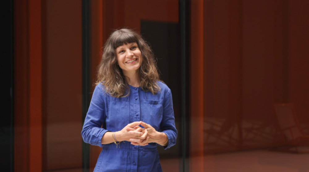 Pauline Julier steht im Innenhof des Kunsthauses