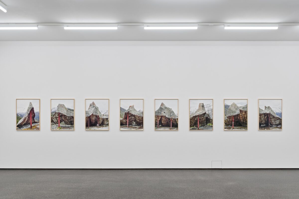 Ausstellungsansicht von verschiedenen Kunstwerken im Aargauer Kunsthaus