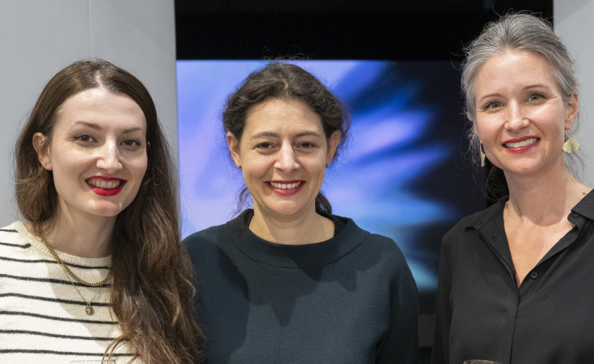 Foto von Simone Lappert, Simona Ciuccio und Nicole Rampa an der Vernissage der Ausstellung