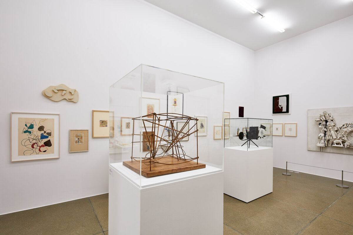 Installationsansicht von verschiedenen Kunstwerken im Aargauer Kunsthaus