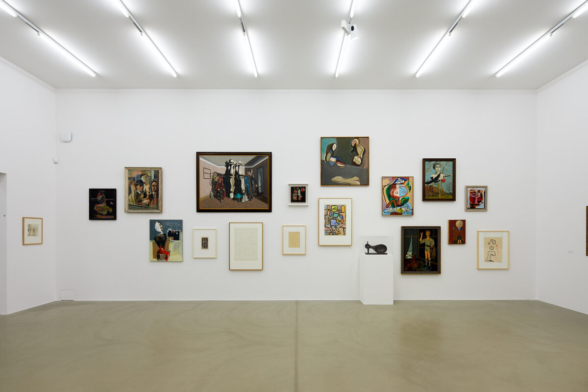 Installationsansicht von verschiedenen Kunstwerken im Aargauer Kunsthaus