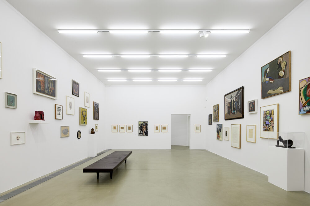 Installationsansicht von verschiedenen Kunstwerken im Aargauer Kunsthaus