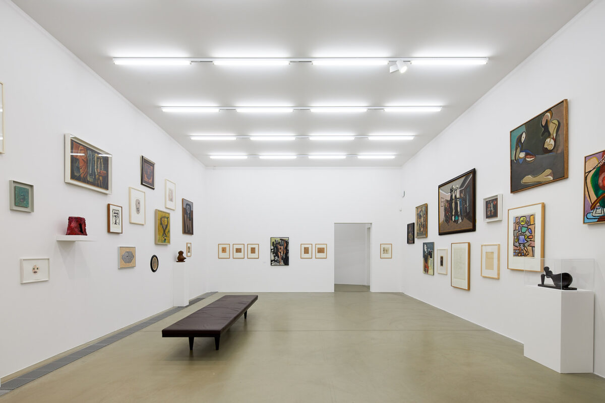 Installationsansicht von verschiedenen Kunstwerken im Aargauer Kunsthaus