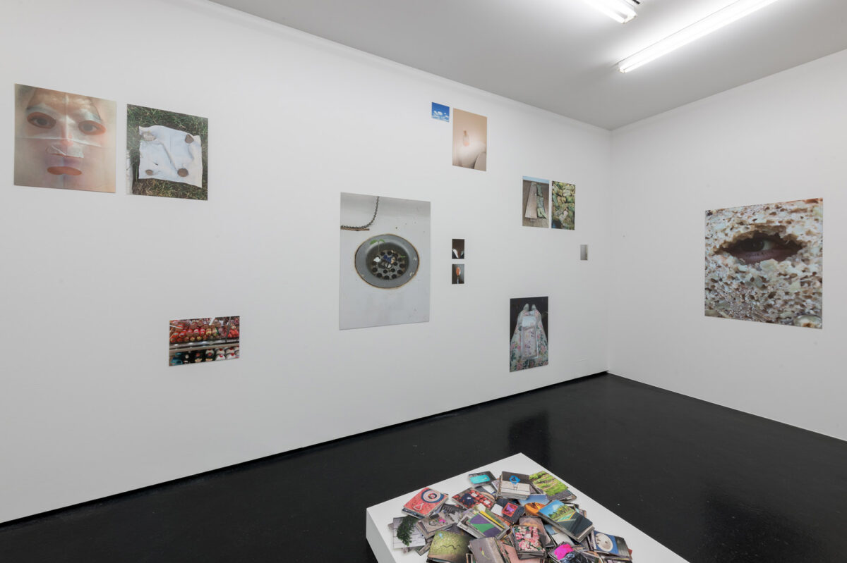 Installationsansicht von Kunstwerken im Aargauer Kunsthaus