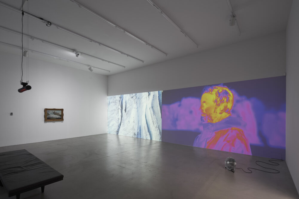 Installationsansicht von Kunstwerken im Aargauer Kunsthaus