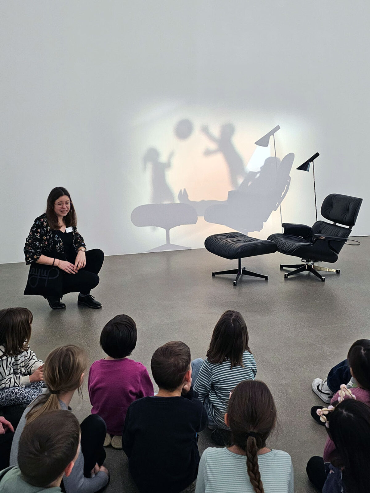 Eine Vermittlerin zeigt Kindern ein Schattenspiel bei einem Kunstwerk von Zilla Leutenegger.