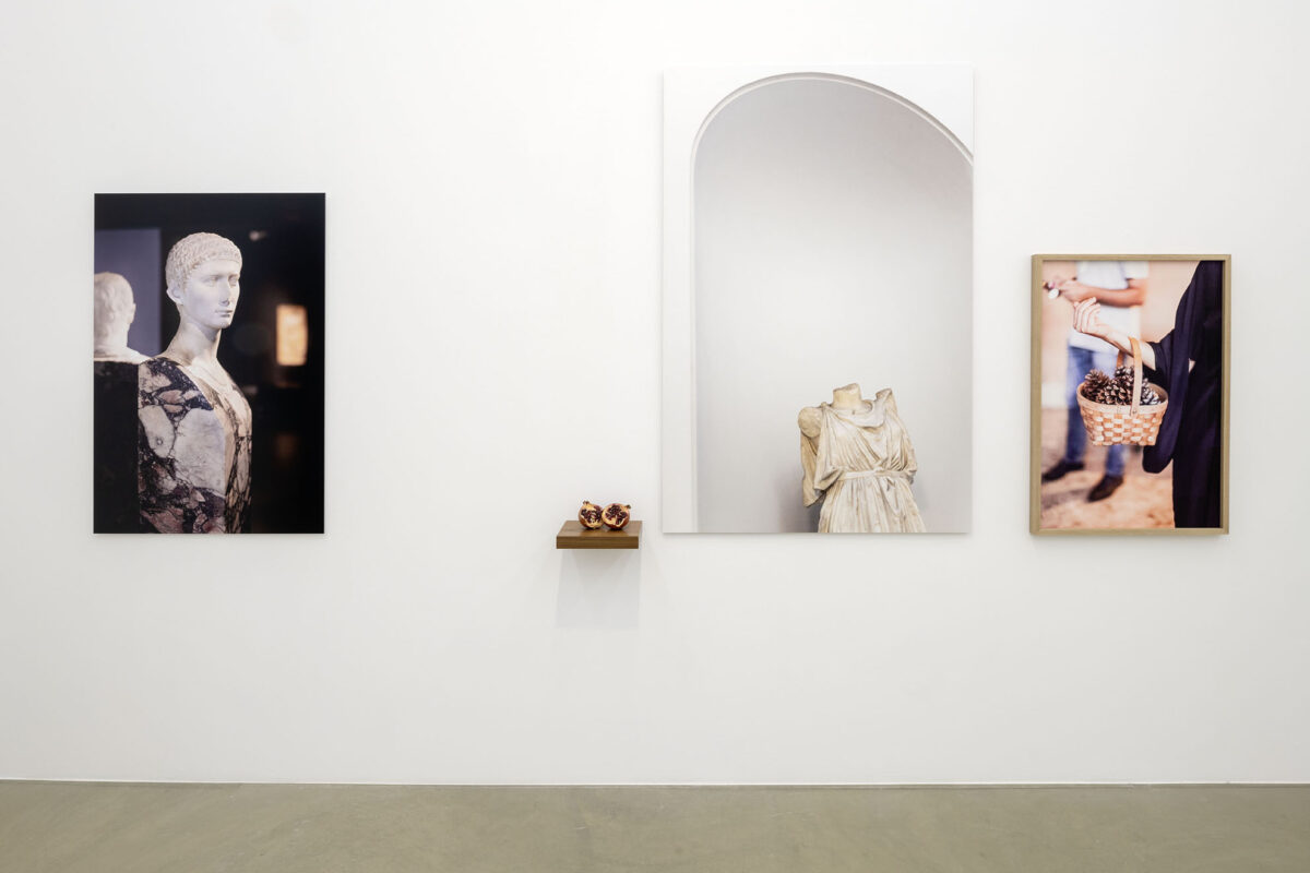 Installationsansicht von verschiedenen Kunstwerken im Aargauer Kunsthaus