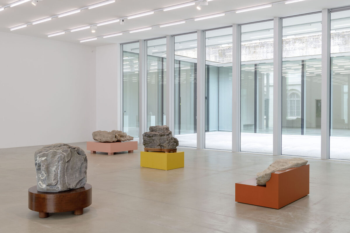 Installationsansicht von verschiedenen Kunstwerken im Aargauer Kunsthaus