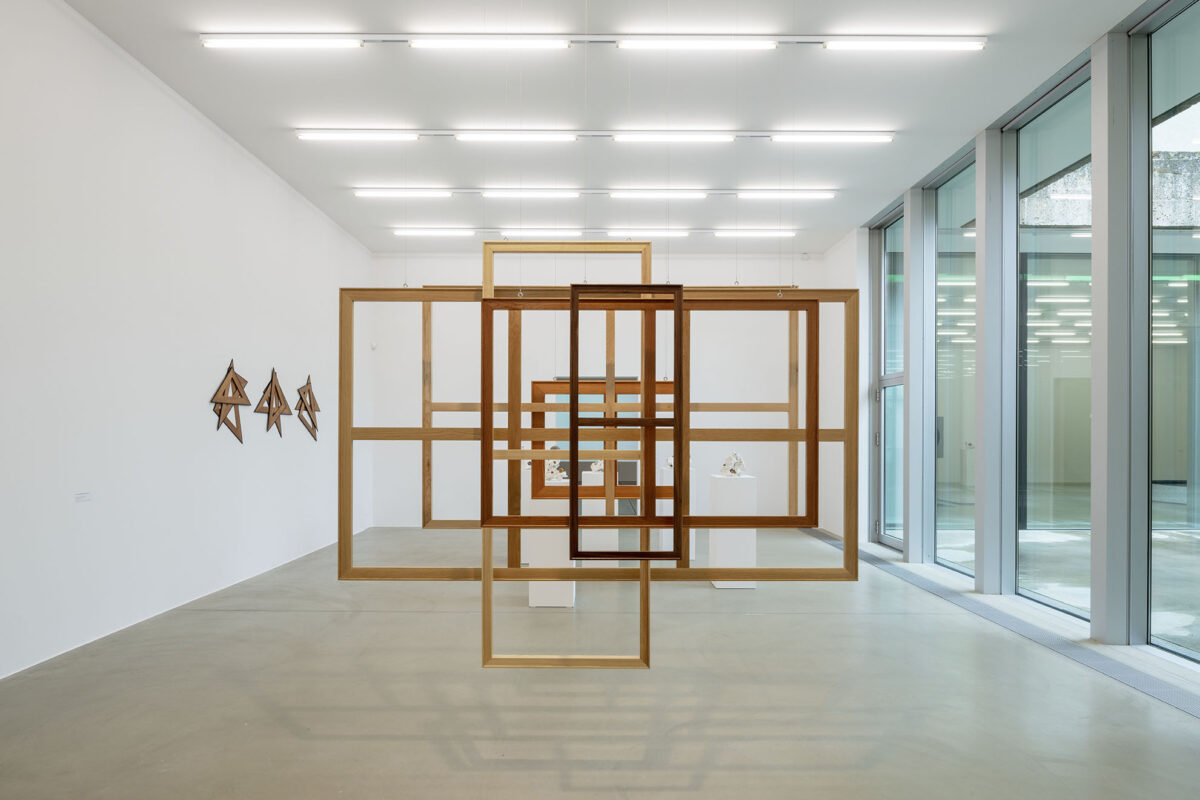 Installationsansicht von verschiedenen Kunstwerken im Aargauer Kunsthaus