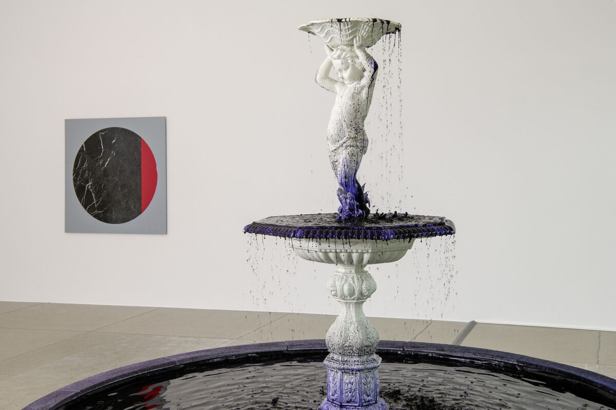 Installationsansicht von verschiedenen Kunstwerken im Aargauer Kunsthaus