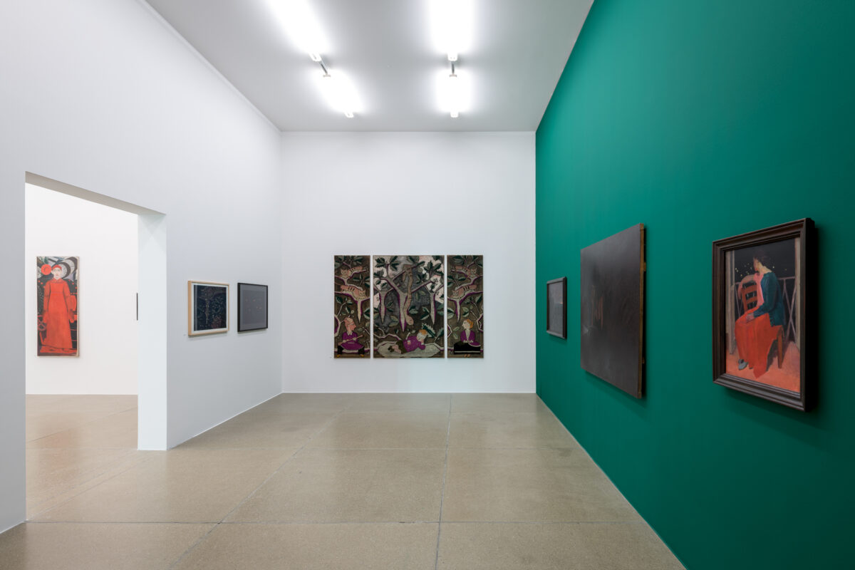 Ausstellungsansicht mit verschiedenen Werken im Aargauer Kunsthaus