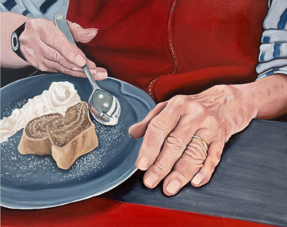 Malerei von zwei Händen einer älteren Person, die mit einem Löffel ein Stück Kuchen mit Schlagrahm isst