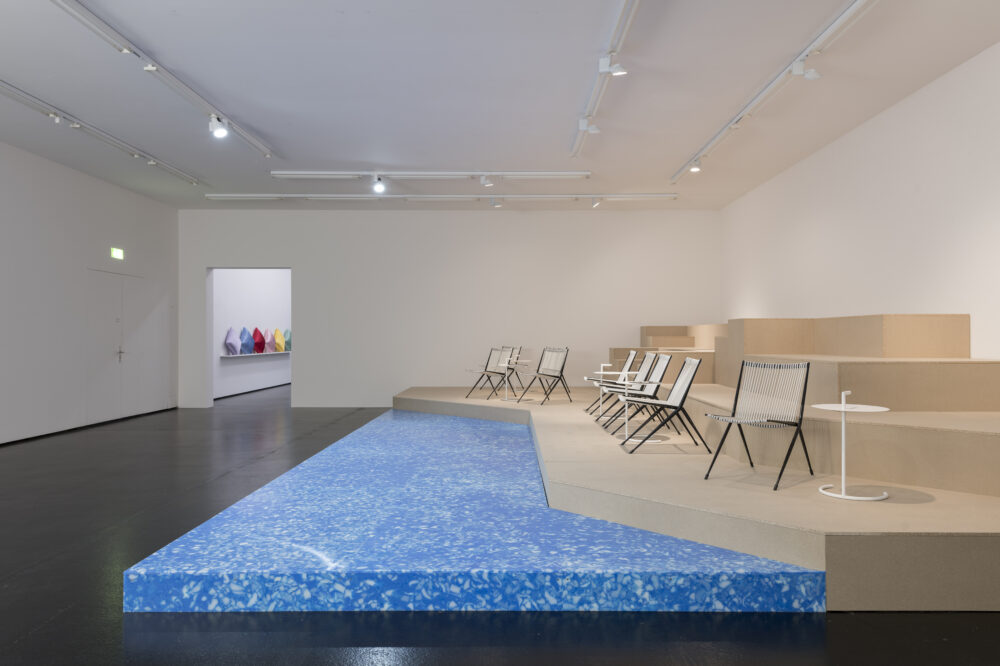 Installationsansicht von verschiedenen Kunstwerken im Aargauer Kunsthaus