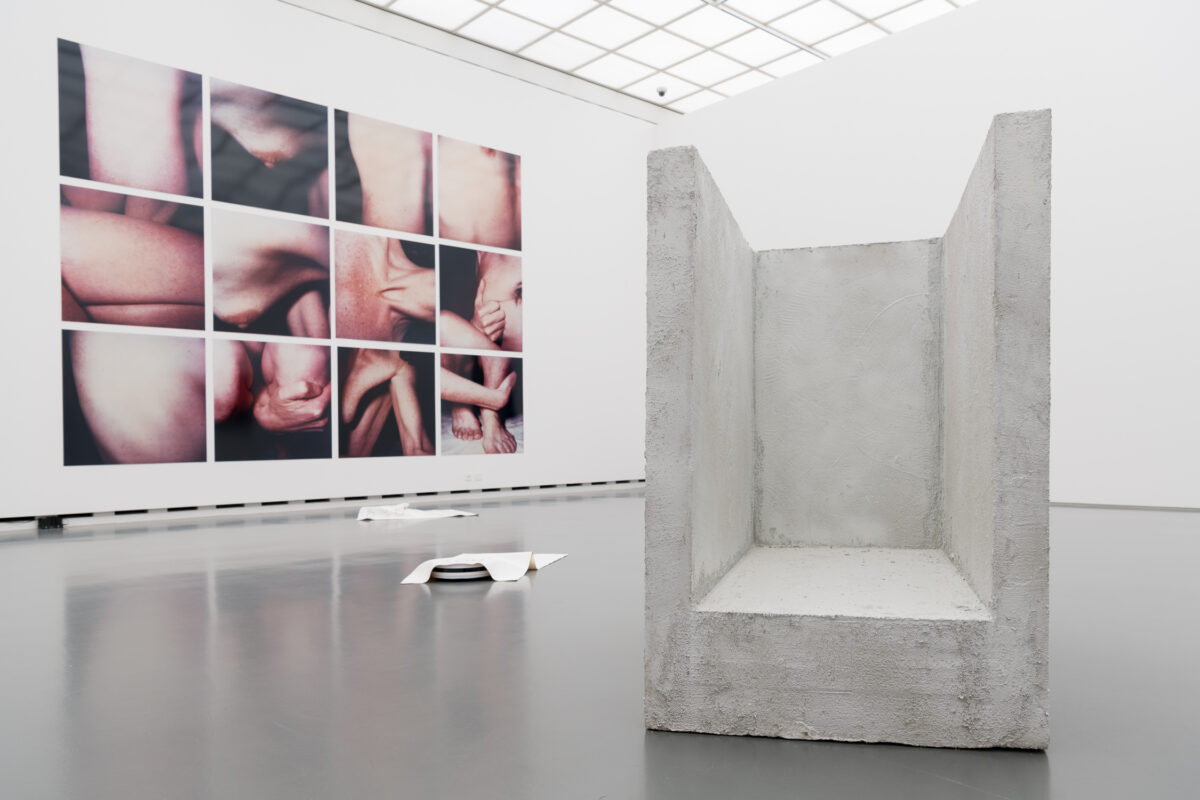 Installationsansicht von verschiedenen Kunstwerken im Aargauer Kunsthaus