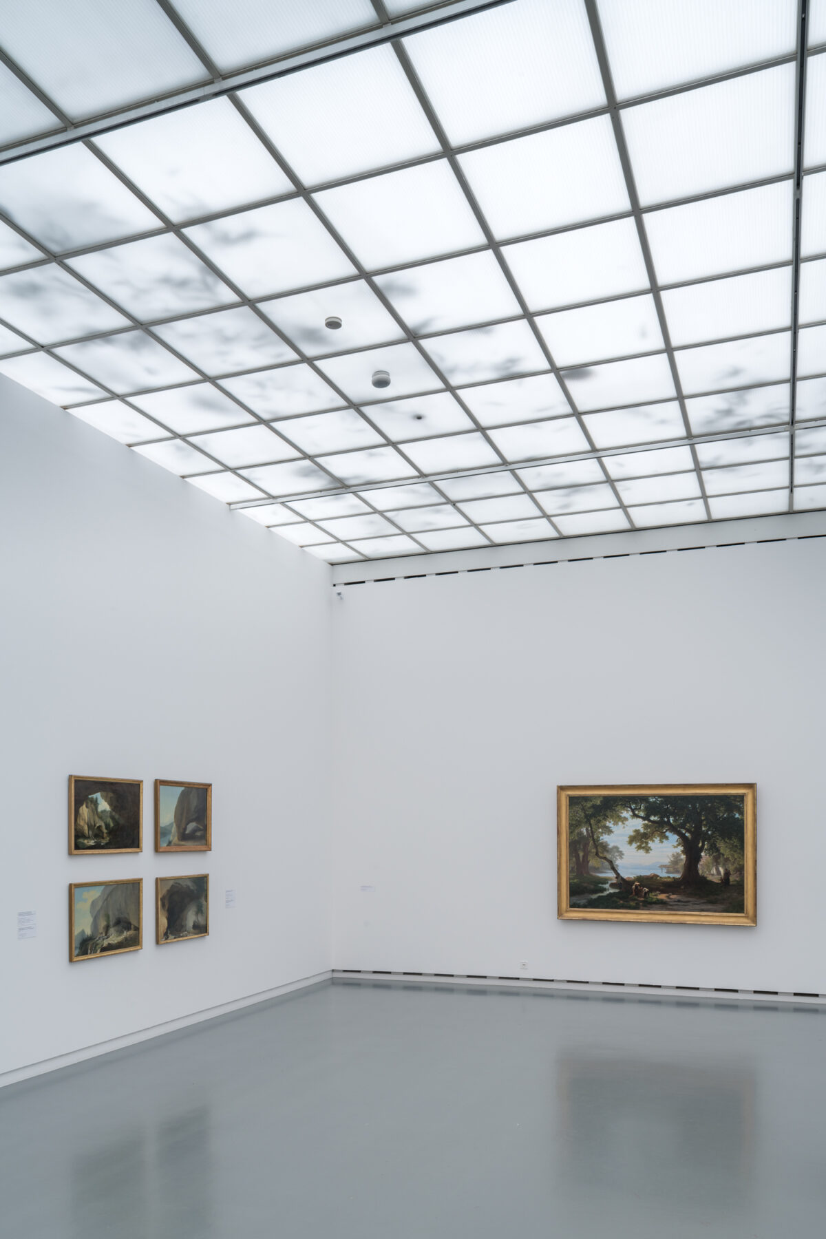 Installationsansicht von verschiedenen Kunstwerken im Aargauer Kunsthaus