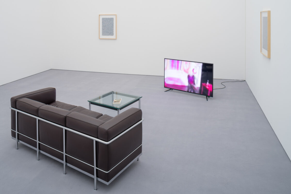 Installationsansicht von verschiedenen Kunstwerken im Aargauer Kunsthaus