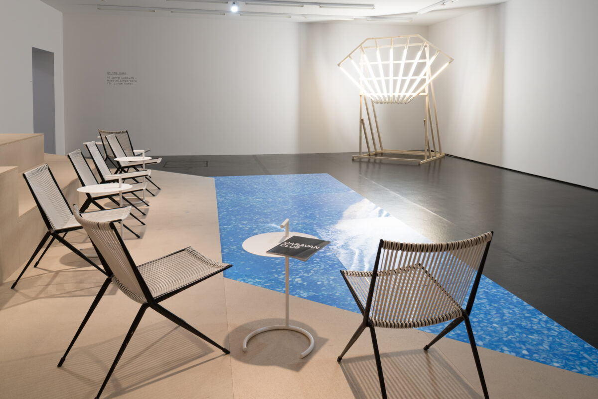 Installationsansicht von verschiedenen Kunstwerken im Aargauer Kunsthaus