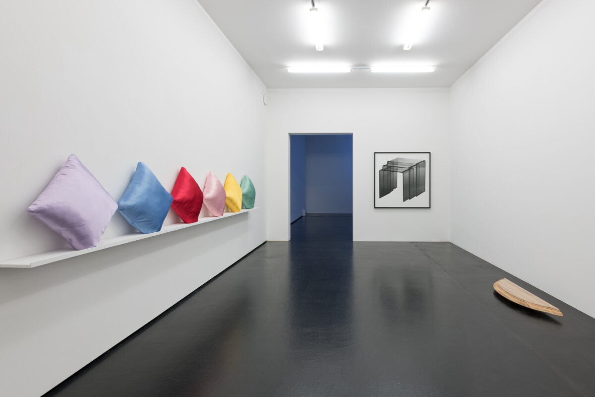 Installationsansicht von verschiedenen Kunstwerken im Aargauer Kunsthaus