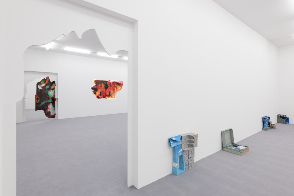 Installationsansicht von verschiedenen Kunstwerken im Aargauer Kunsthaus