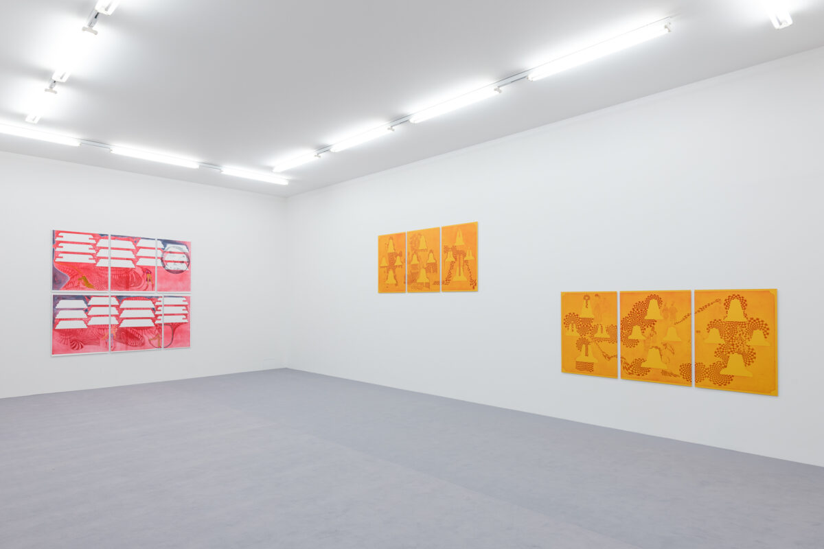 Installationsansicht von verschiedenen Kunstwerken im Aargauer Kunsthaus