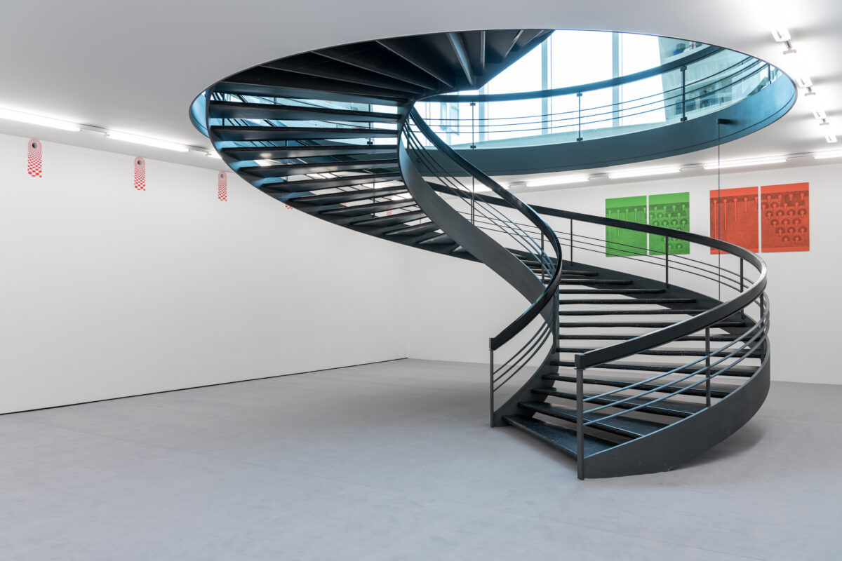 Installationsansicht von verschiedenen Kunstwerken im Aargauer Kunsthaus