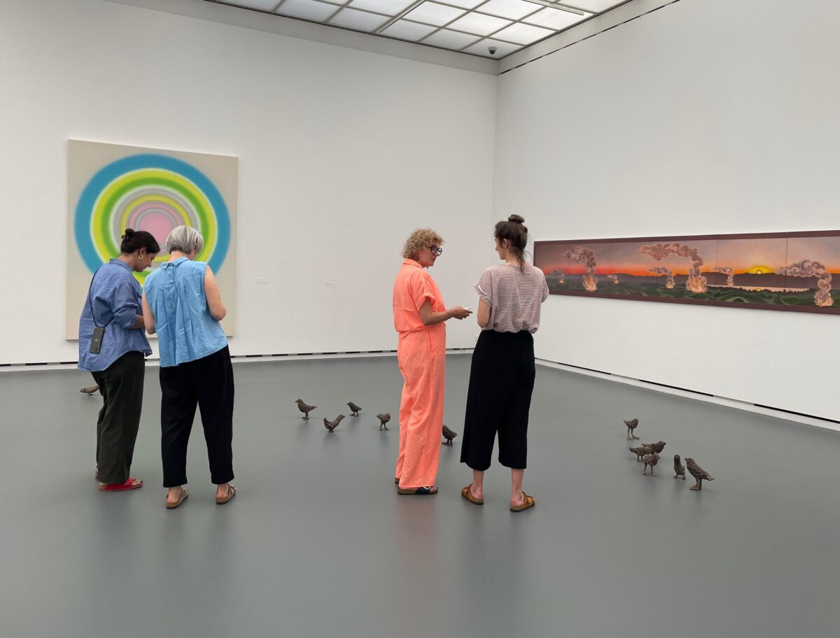 Zwei Paare schauen gemeinsam Kunstwerke im Aargauer Kunsthaus an.