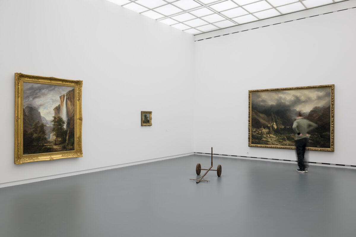 Ausstellungsansicht der Sammlung mit verschiedenen Kunstwerken im Aargauer Kunsthaus