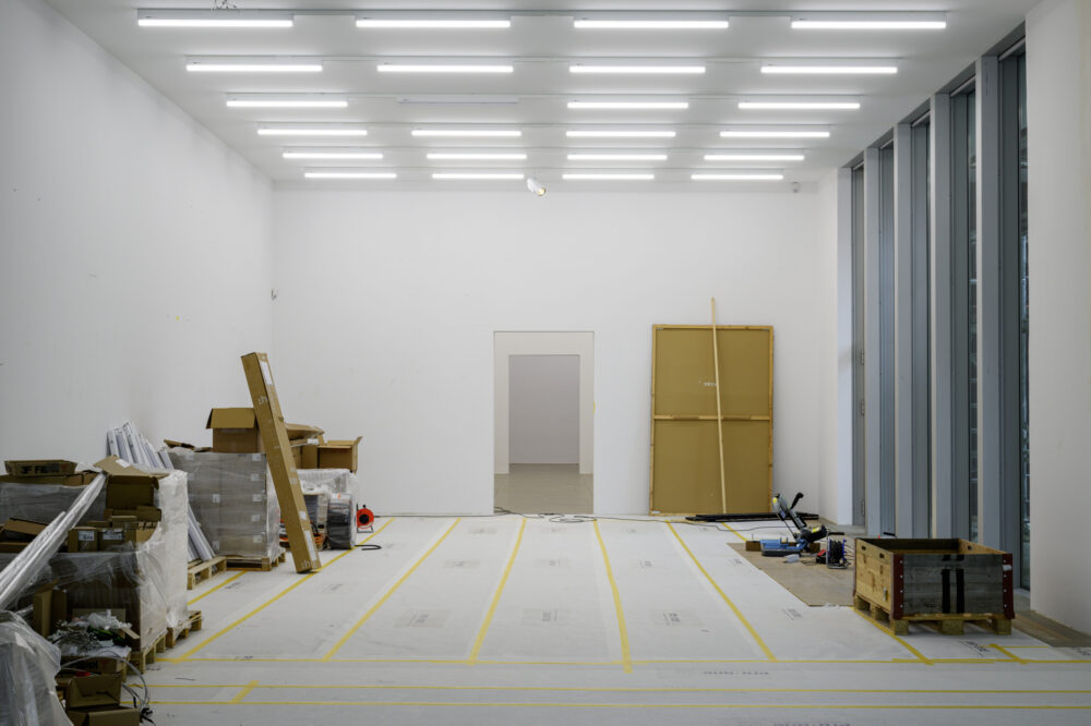 Ansicht des Innern des Kunsthauses beim Umbau der Ausstellungen mit Kisten und Kartons, die rumstehen