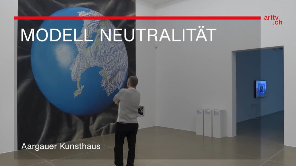 Videostill mit einer Person, die ein Gemälde in einer Ausstellung im Aargauer Kunsthaus ansieht.