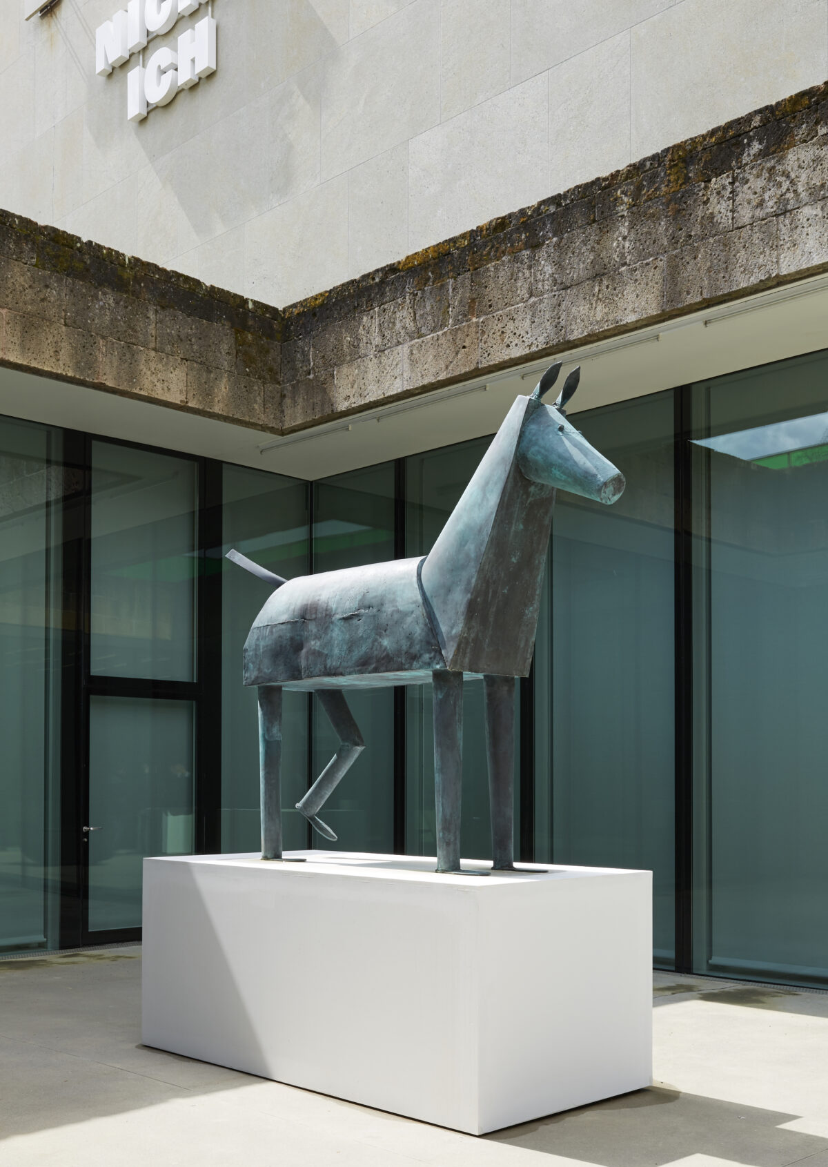 Ausstellungsansicht mit verschiedenen Kunstwerken im Aargauer Kunsthaus